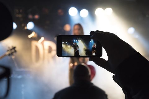 手机WhatsApp已关联设备管理界面，显示多台设备列表与退出登录按钮，安全管理场景